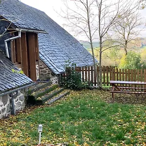 Hébergement de vacances Les Lauzes Du Mas, Marchastel (Cantal)